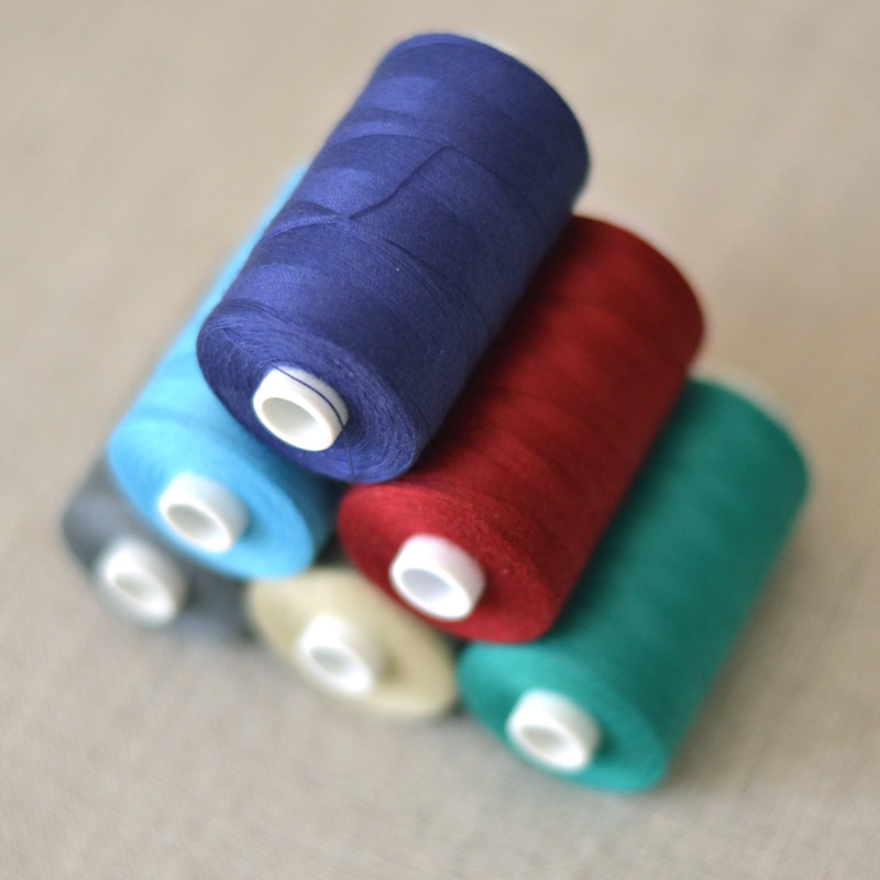 Bobine de fil à coudre en polyester Bobine de machine à coudre universelle Bobbins Fil Kit de fournitures de couture à la main avec boîte de rangement Bobines de plastique de 25 couleurs 