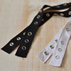 Bande boutons pressions en métal sur ruban coton sergé noir ou blanc