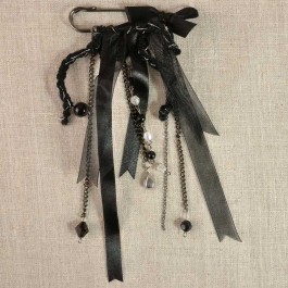 Epingle avec noeud satin et organza perle laine et chainettes