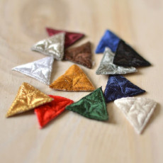 triangle brodé mouche à coudre 25 mm noir, blanc, vert, rouge