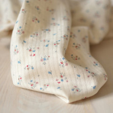 Tissu motif fleurs bleu, rouge, rose et gris seersucker coton Biologique blanc cassé, couture enfant, femme