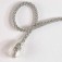 Le noeud dans le cordonnet est recouvert par le fin de cordon