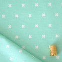 Tissu coton à motif croix vert menthe