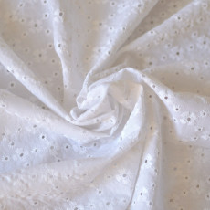 Tissu broderie anglaise blanc fleurs losanges coton 