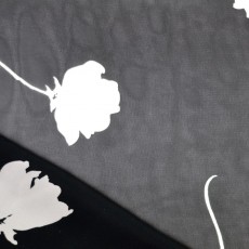 Tissu voile noir à fleurs blanches