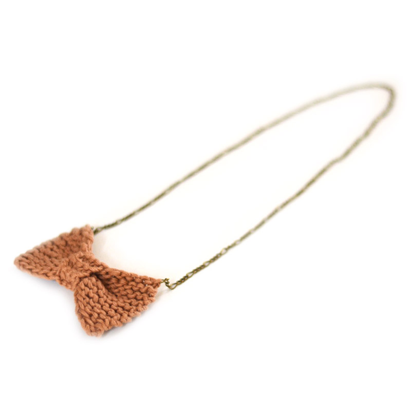 Free knitting pattern: The bow necklace