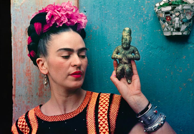 Frida Kahlo avec une figurine olmec, 1939, © Photo : Nickolas Muray